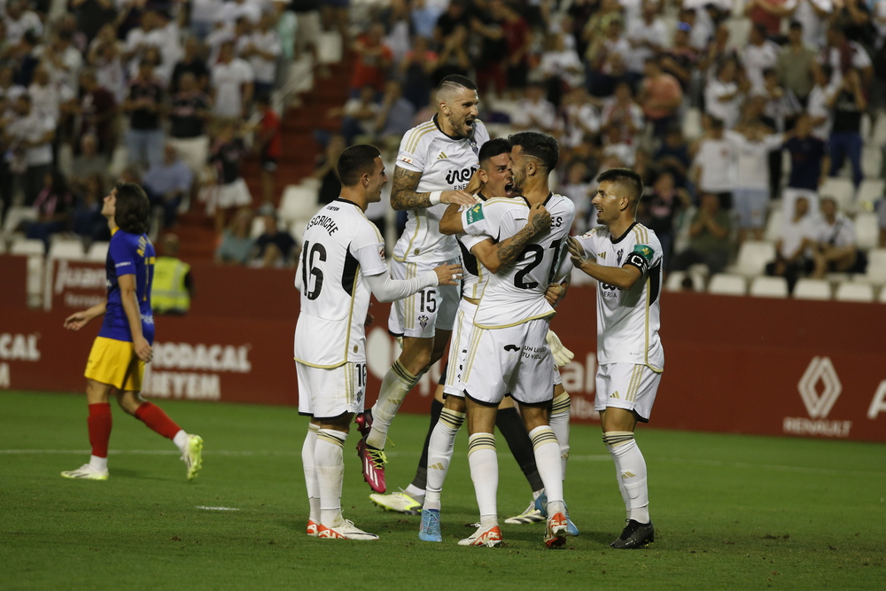 Un momento del partido disputado en el Carlos Belmonte  / JOSÉ MIGUEL ESPARCIA