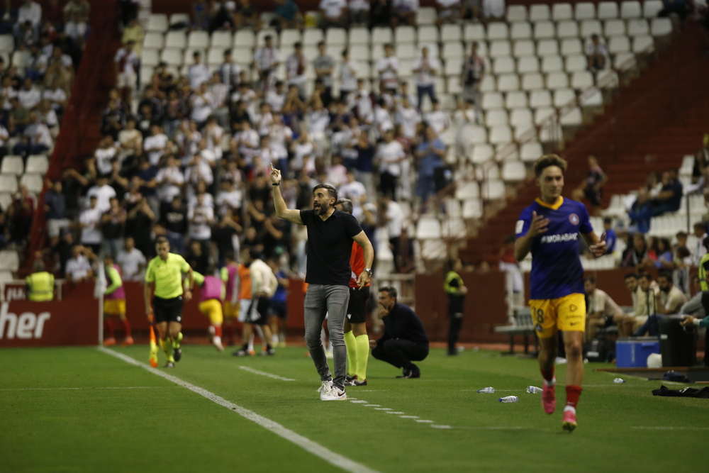 Un momento del partido disputado en el Carlos Belmonte  / JOSÉ MIGUEL ESPARCIA