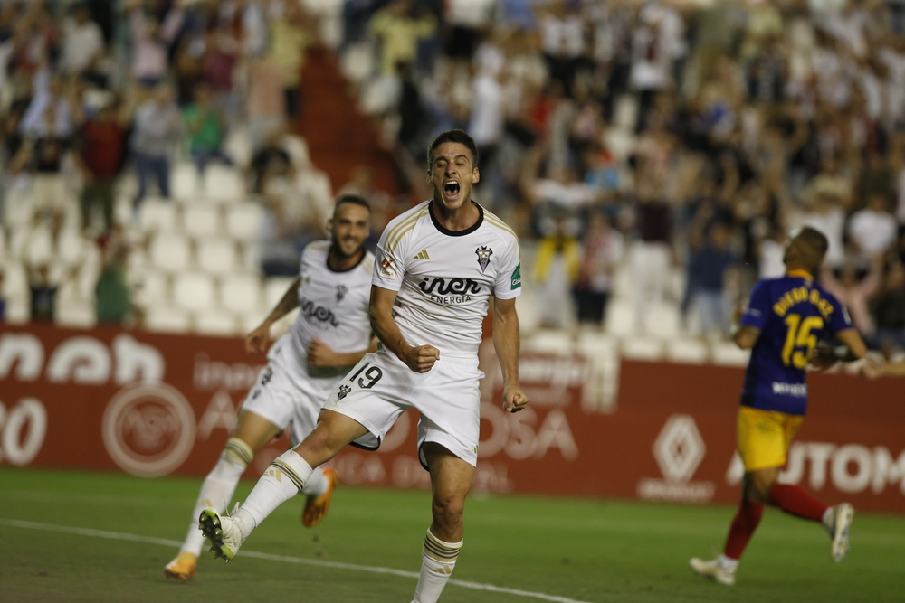 Un momento del partido disputado en el Carlos Belmonte  / JOSÉ MIGUEL ESPARCIA