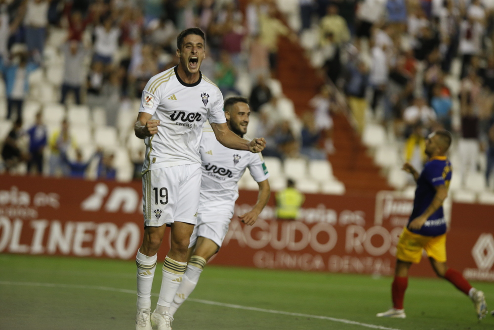 Un momento del partido disputado en el Carlos Belmonte  / JOSÉ MIGUEL ESPARCIA