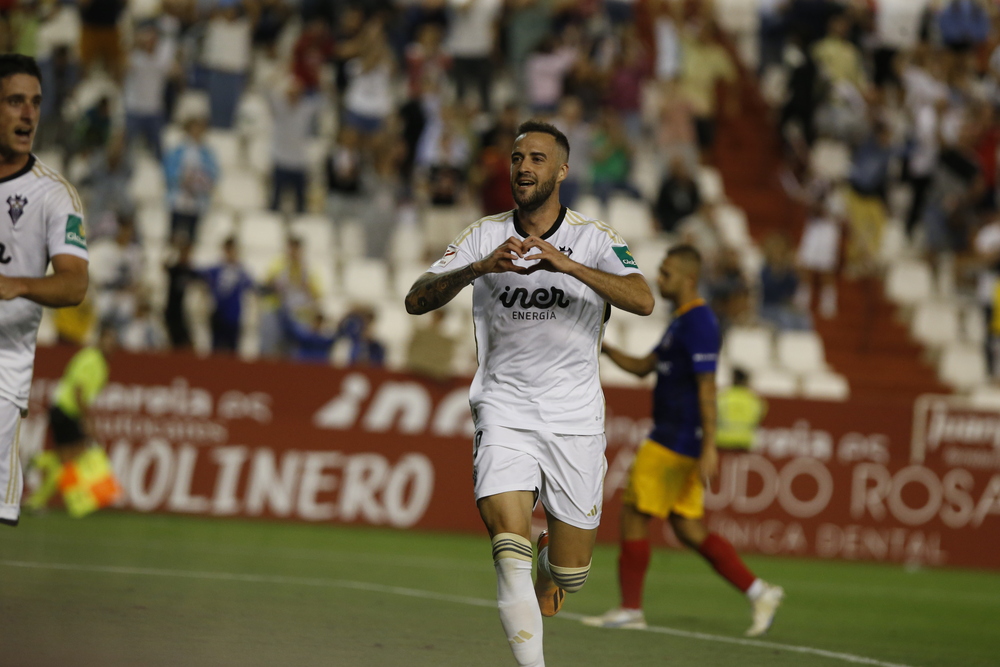 Un momento del partido disputado en el Carlos Belmonte  / JOSÉ MIGUEL ESPARCIA