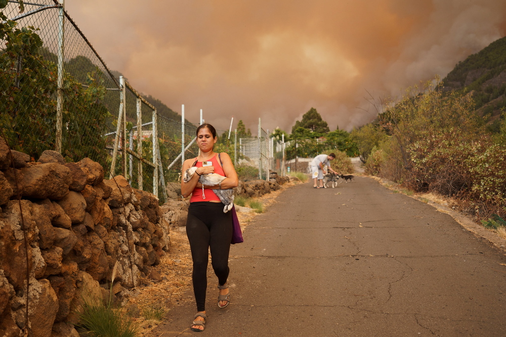 Vecinos de Igueste de Candelaria desalojados por el avance del incendio  / AGENCIAS