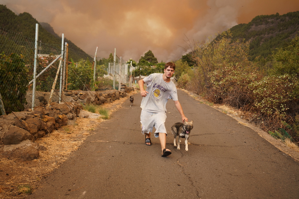 Vecinos de Igueste de Candelaria desalojados por el avance del incendio  / AGENCIAS