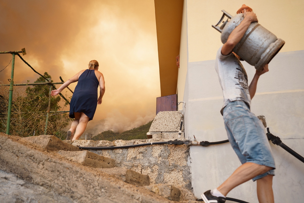 Vecinos de Igueste de Candelaria desalojados por el avance del incendio  / AGENCIAS