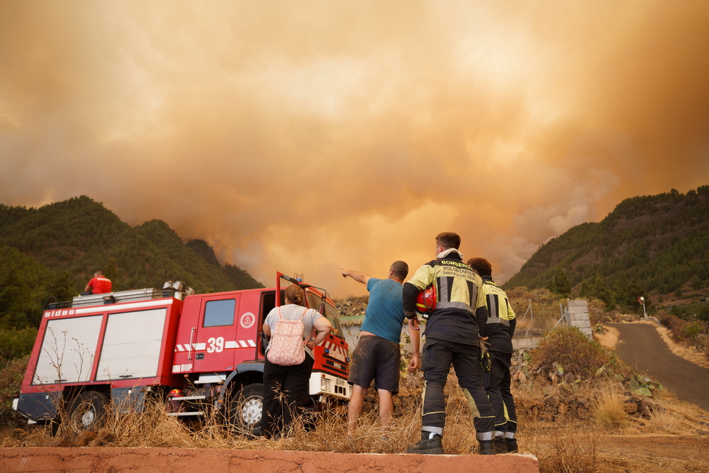 Vecinos de Igueste de Candelaria desalojados por el avance del incendio  / AGENCIAS