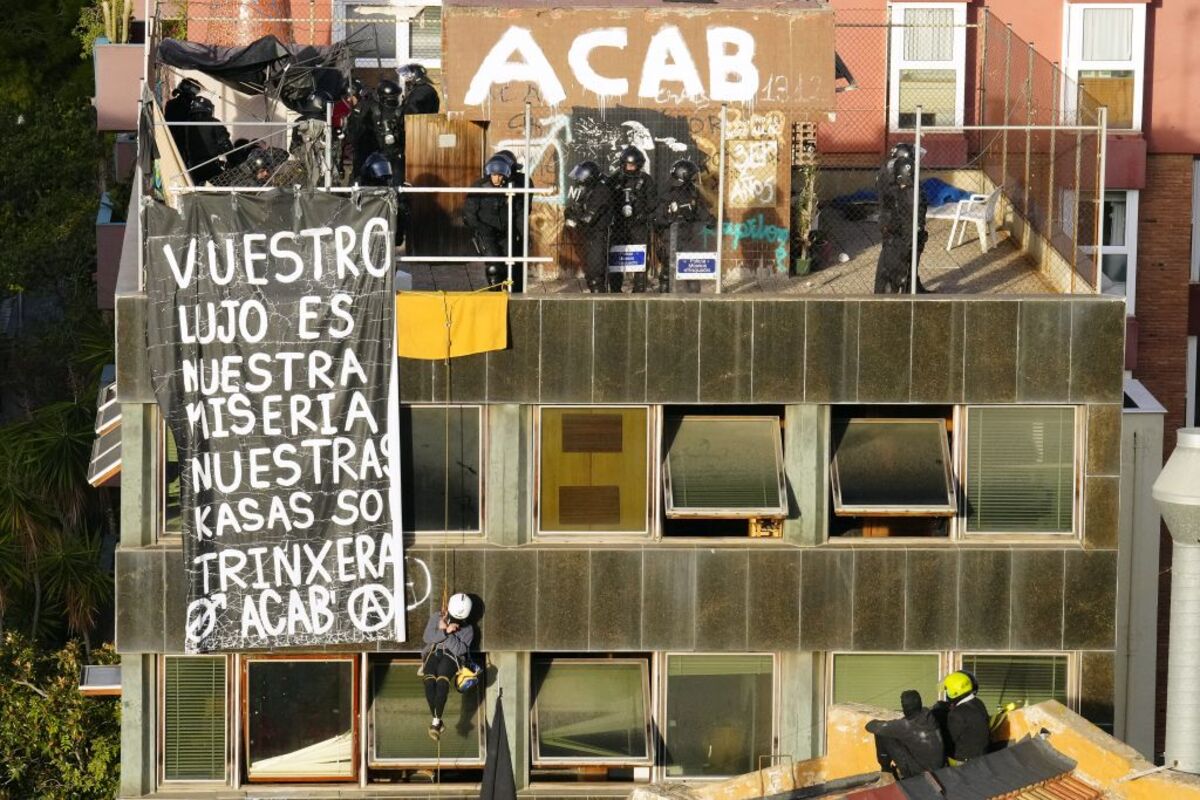 Mossos acceden al interior de El Kubo y al patio de la Ruïna ante la resistencia de ocupas  / ENRIC FONTCUBERTA