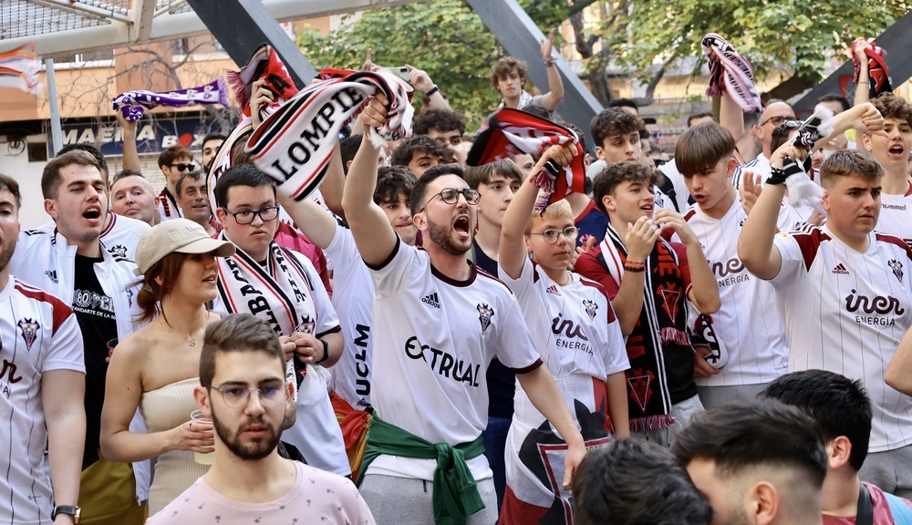 Aficionados del Albacete Balompié camino del Ciudad de Valencia.