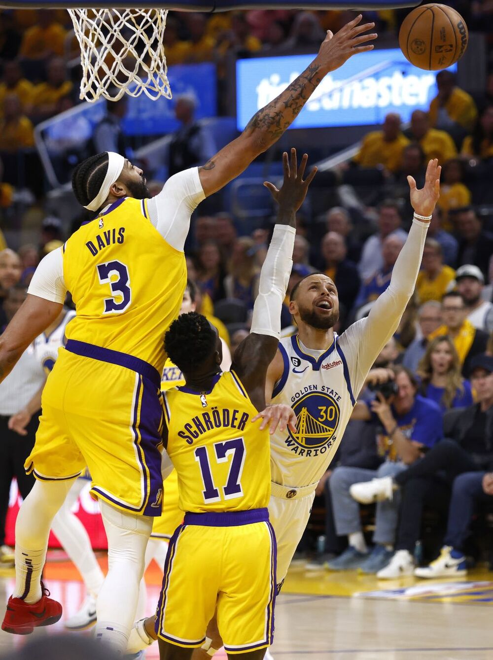 NBA Playoffs - Los Angeles Lakers at Golden State Warriors  / JOHN G. MABANGLO