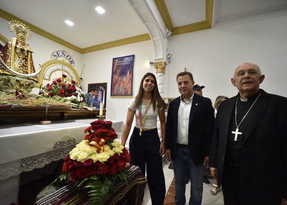 Alba Redondo, con su medalla de campeona del mundo, junto a Manuel Serrano y el obispo Ángel Fernández.