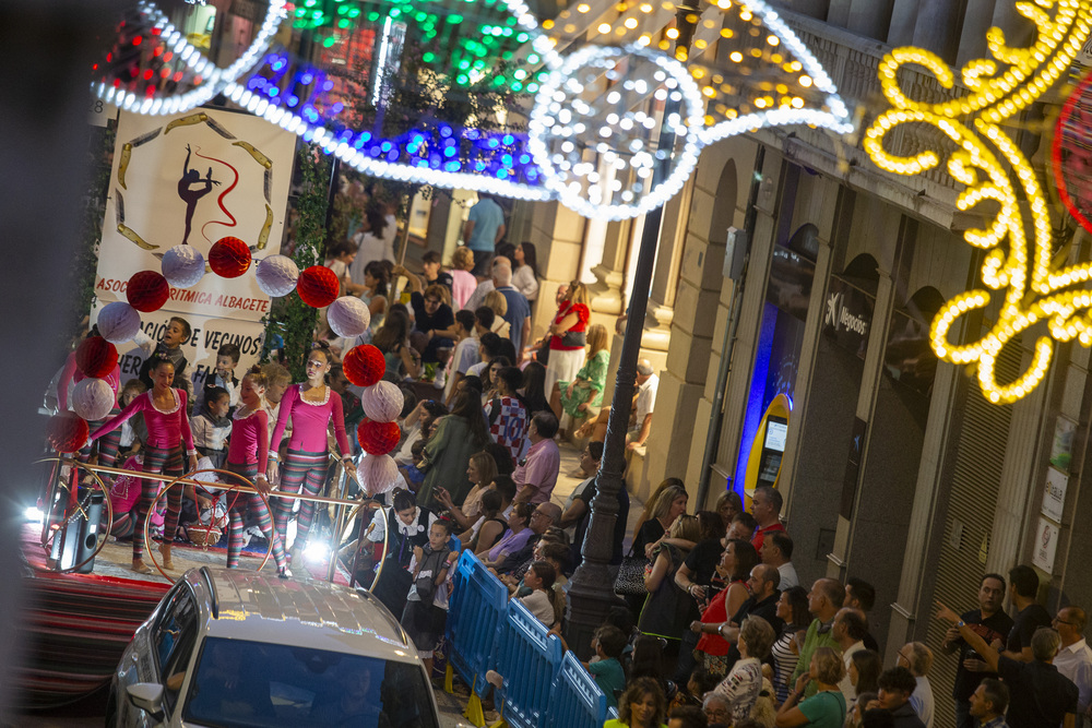 Una colorida cabalgata de apertura de la Feria