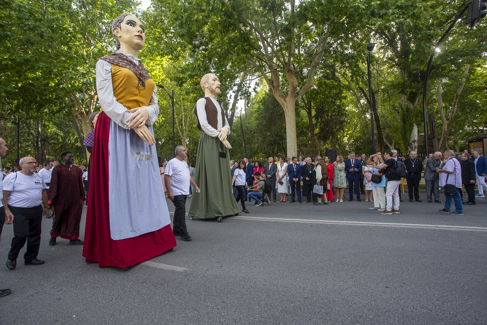 Una colorida cabalgata de apertura de la Feria  / JOSÉ MIGUEL ESPARCIA