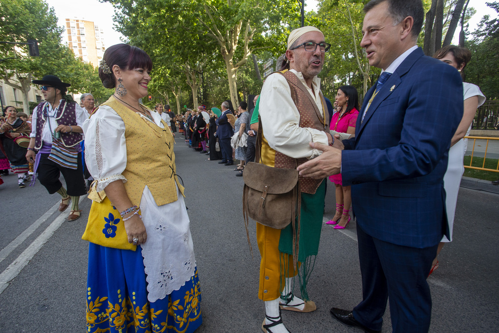 Una colorida cabalgata de apertura de la Feria  / JOSÉ MIGUEL ESPARCIA