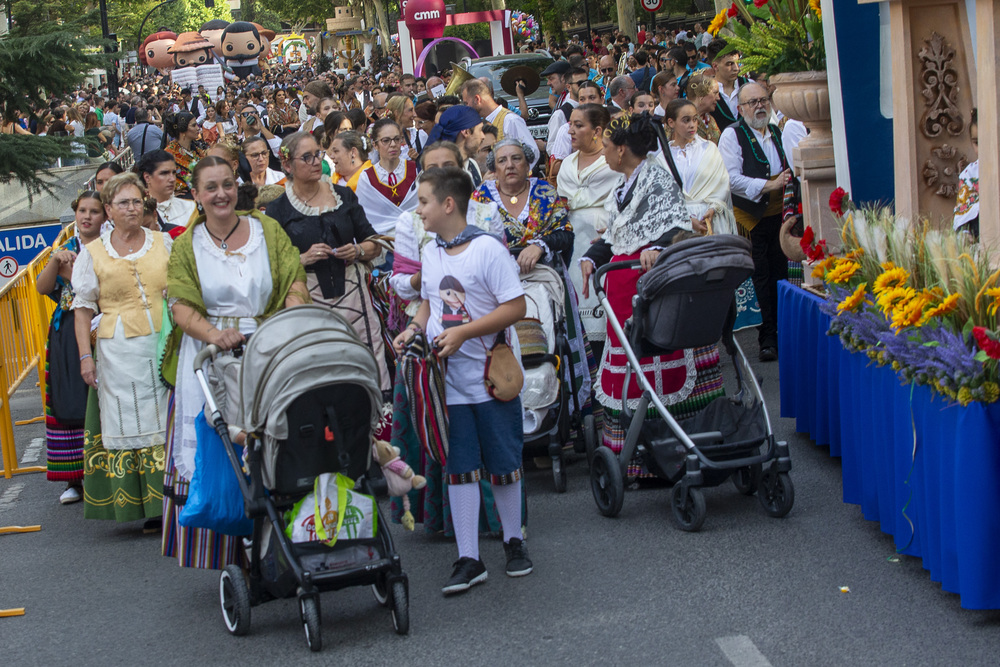 Una colorida cabalgata de apertura de la Feria  / JOSÉ MIGUEL ESPARCIA