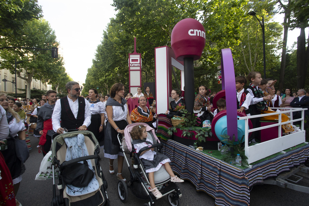 Una colorida cabalgata de apertura de la Feria  / JOSÉ MIGUEL ESPARCIA