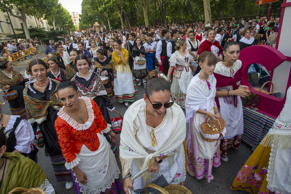 Una colorida cabalgata de apertura de la Feria  / JOSÉ MIGUEL ESPARCIA