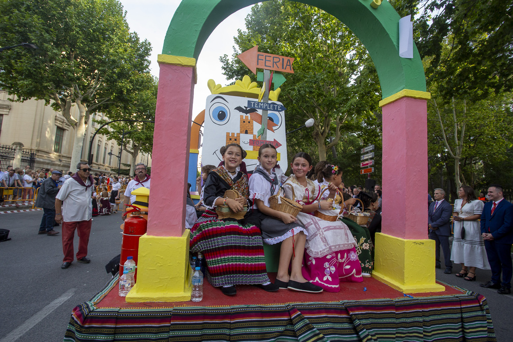 Una colorida cabalgata de apertura de la Feria  / JOSÉ MIGUEL ESPARCIA