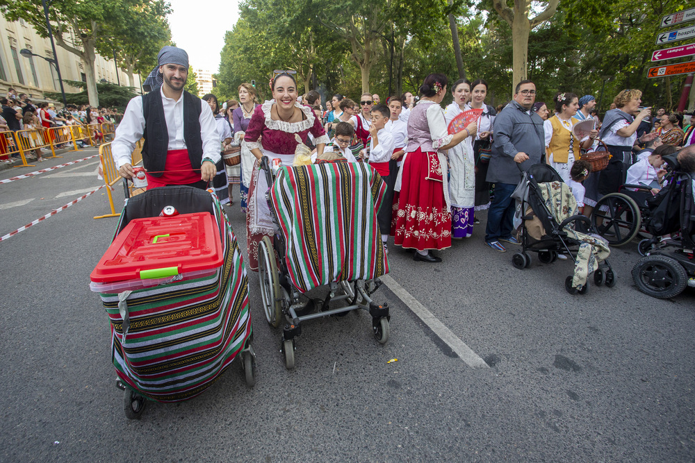 Una colorida cabalgata de apertura de la Feria  / JOSÉ MIGUEL ESPARCIA