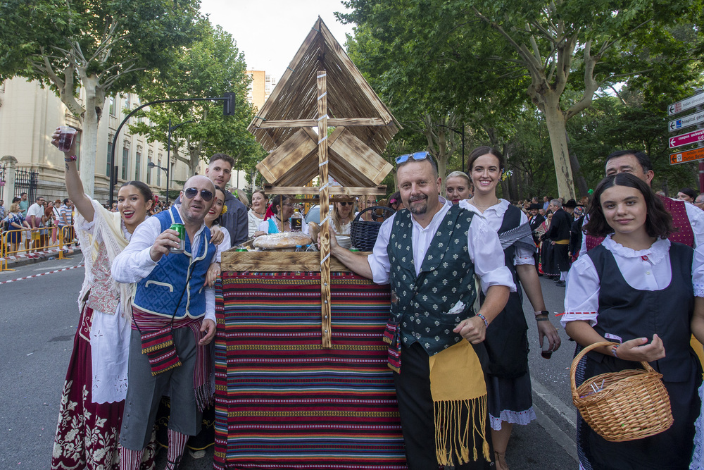 Una colorida cabalgata de apertura de la Feria  / JOSÉ MIGUEL ESPARCIA