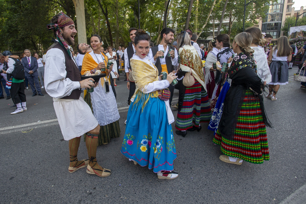 Una colorida cabalgata de apertura de la Feria  / JOSÉ MIGUEL ESPARCIA