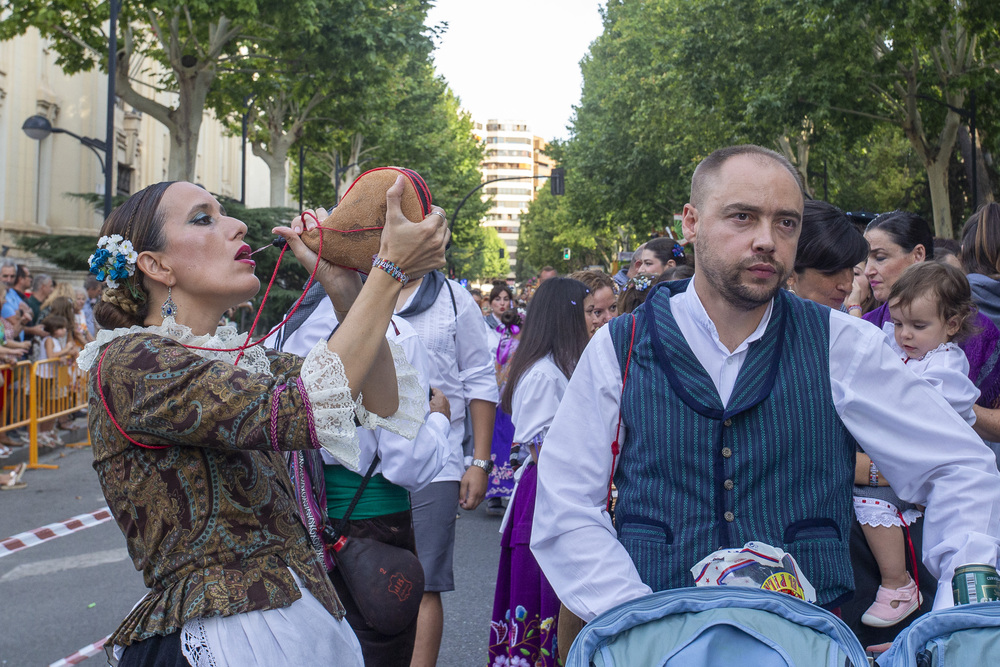 Una colorida cabalgata de apertura de la Feria  / JOSÉ MIGUEL ESPARCIA