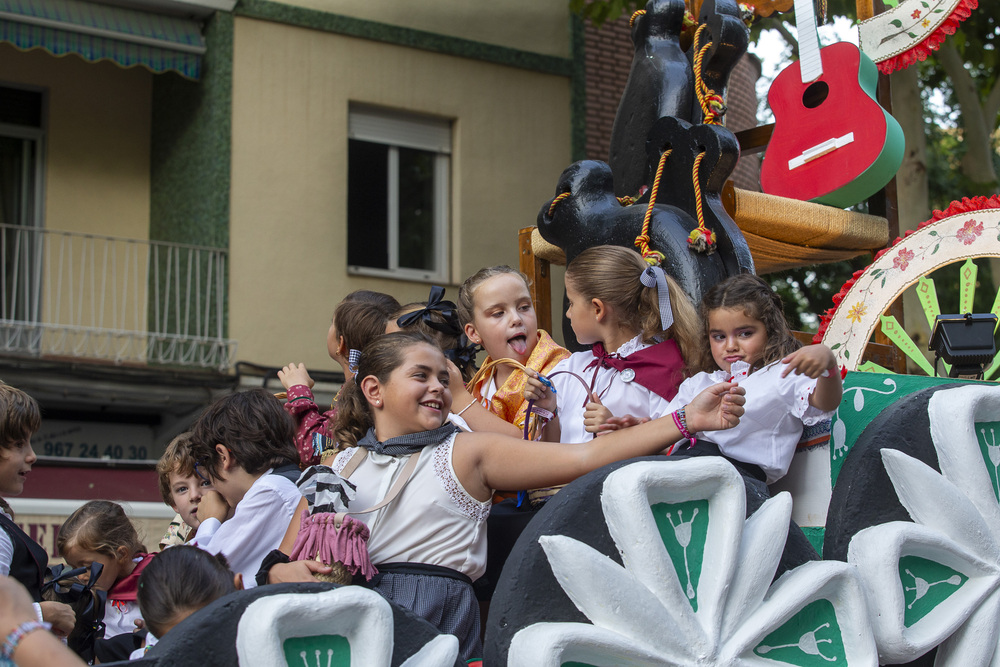 Una colorida cabalgata de apertura de la Feria  / JOSÉ MIGUEL ESPARCIA