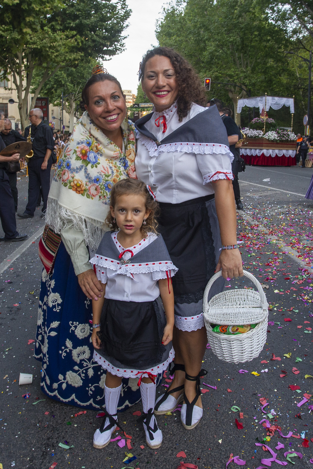 Una colorida cabalgata de apertura de la Feria  / JOSÉ MIGUEL ESPARCIA