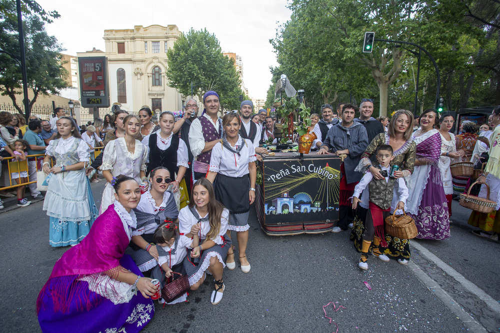 Una colorida cabalgata de apertura de la Feria  / JOSÉ MIGUEL ESPARCIA