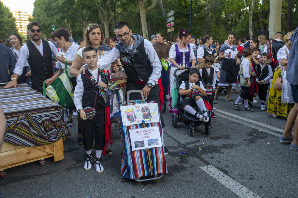 Una colorida cabalgata de apertura de la Feria  / JOSÉ MIGUEL ESPARCIA