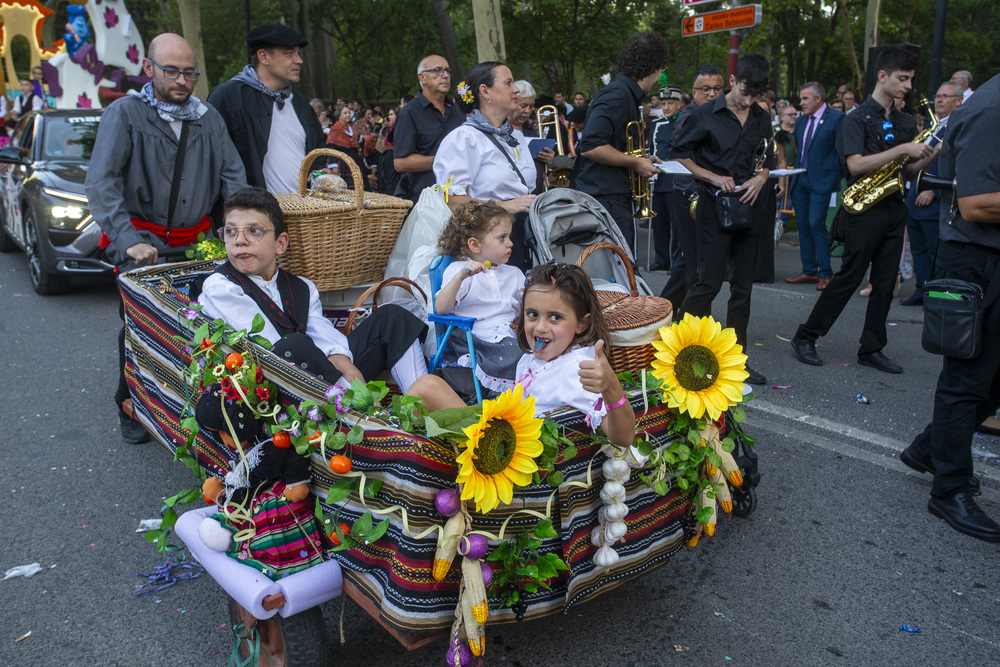 Una colorida cabalgata de apertura de la Feria  / JOSÉ MIGUEL ESPARCIA