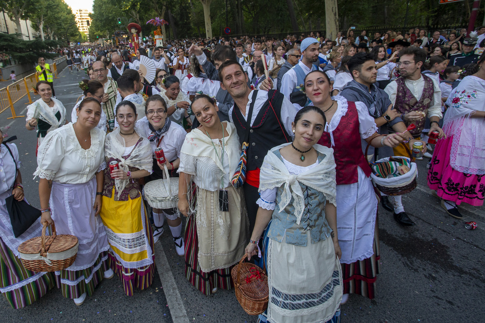 Una colorida cabalgata de apertura de la Feria  / JOSÉ MIGUEL ESPARCIA