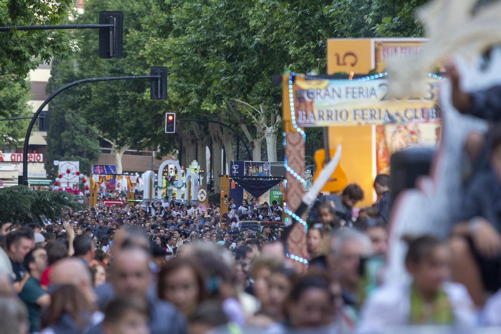 Una colorida cabalgata de apertura de la Feria  / JOSÉ MIGUEL ESPARCIA