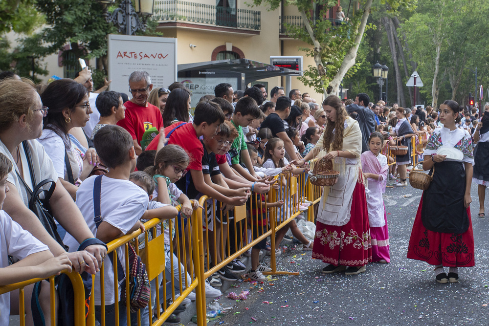 Una colorida cabalgata de apertura de la Feria  / JOSÉ MIGUEL ESPARCIA