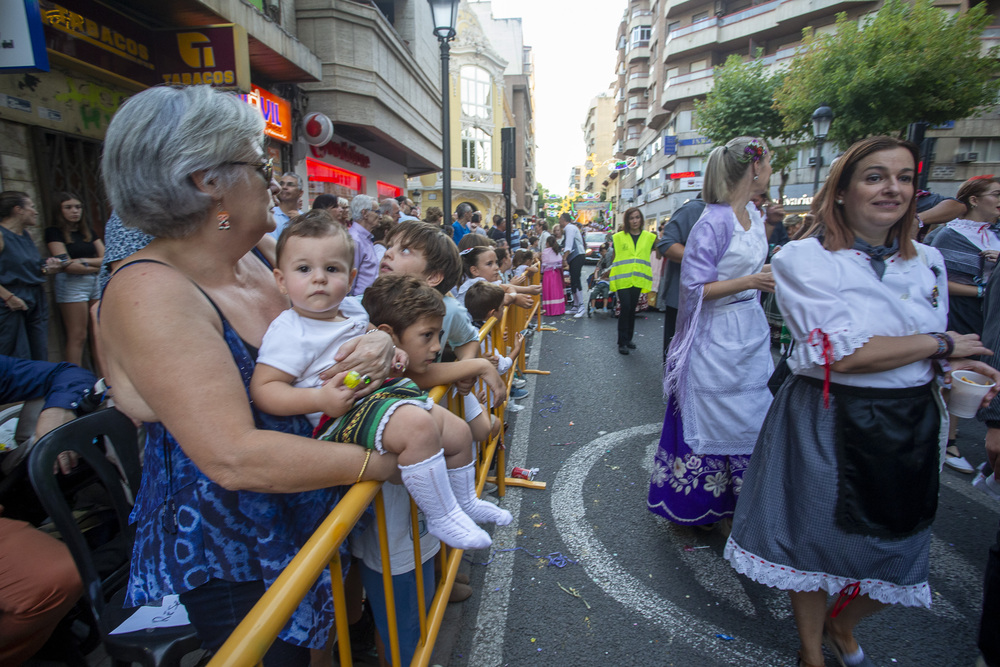 Una colorida cabalgata de apertura de la Feria  / JOSÉ MIGUEL ESPARCIA