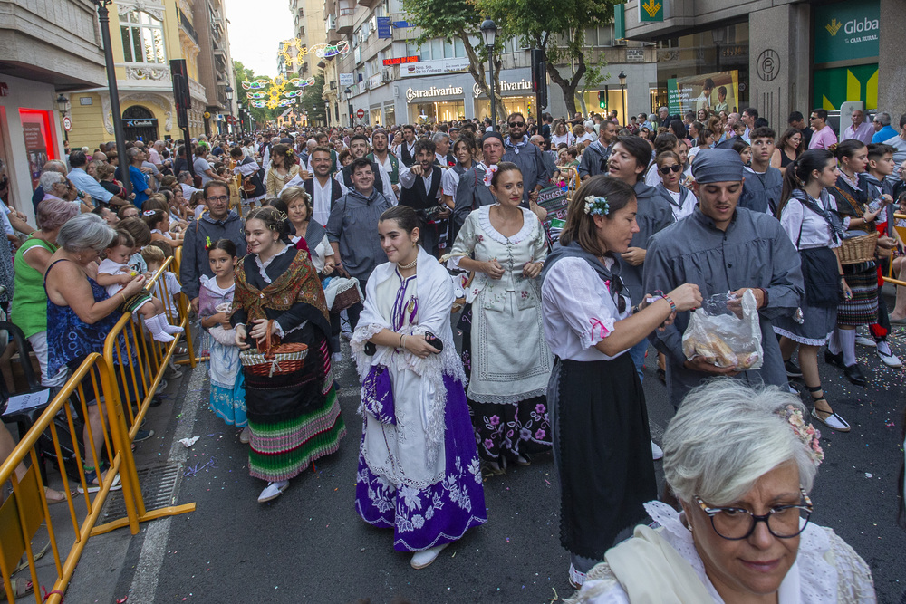 Una colorida cabalgata de apertura de la Feria  / JOSÉ MIGUEL ESPARCIA