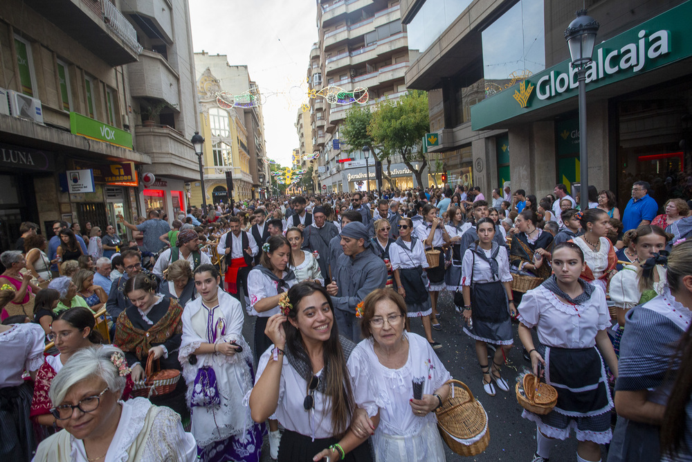 Una colorida cabalgata de apertura de la Feria  / JOSÉ MIGUEL ESPARCIA