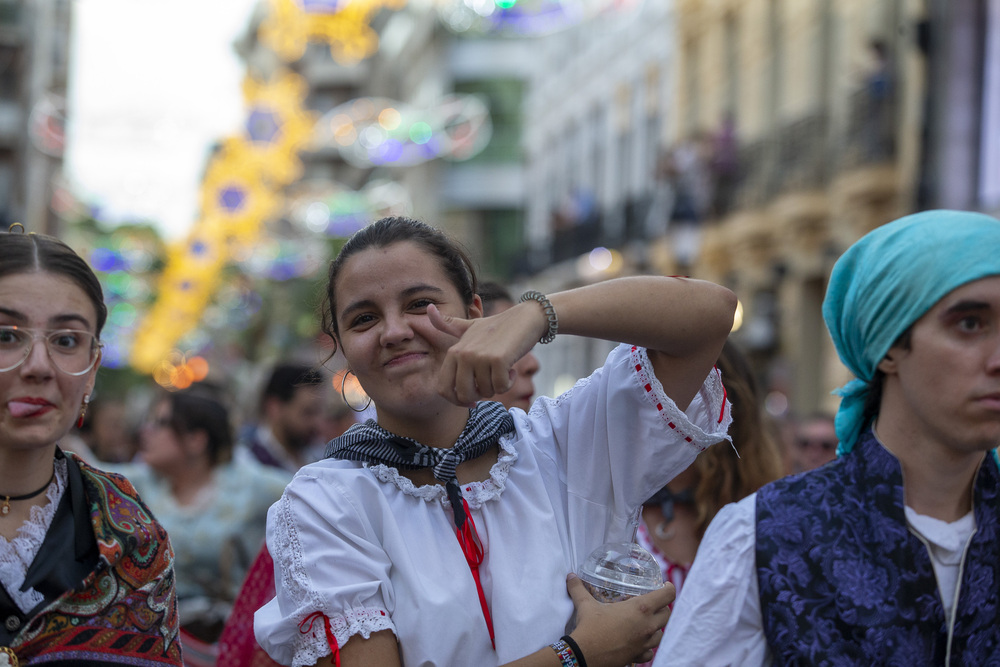 Una colorida cabalgata de apertura de la Feria  / JOSÉ MIGUEL ESPARCIA