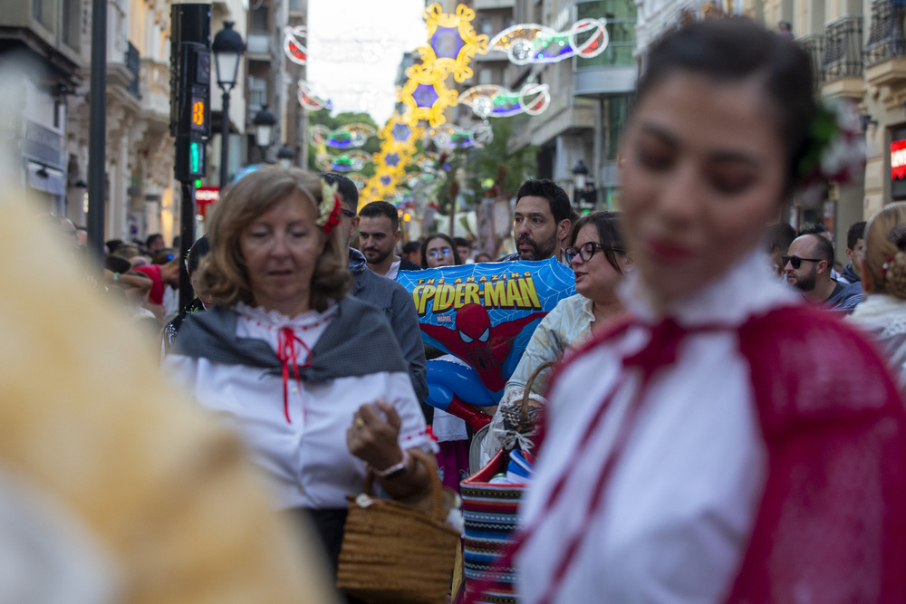 Una colorida cabalgata de apertura de la Feria  / JOSÉ MIGUEL ESPARCIA