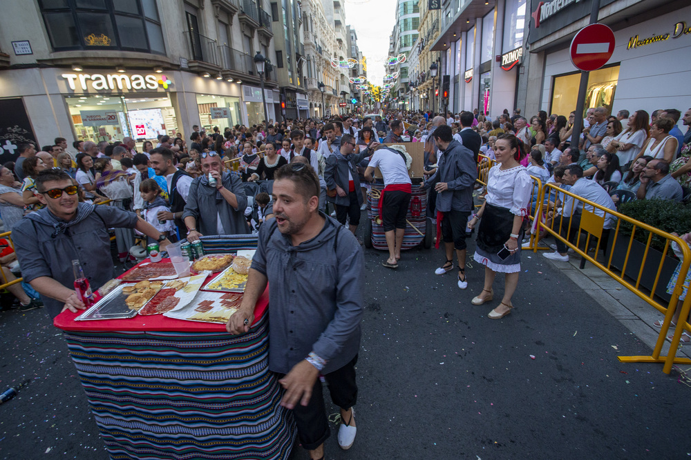 Una colorida cabalgata de apertura de la Feria  / JOSÉ MIGUEL ESPARCIA