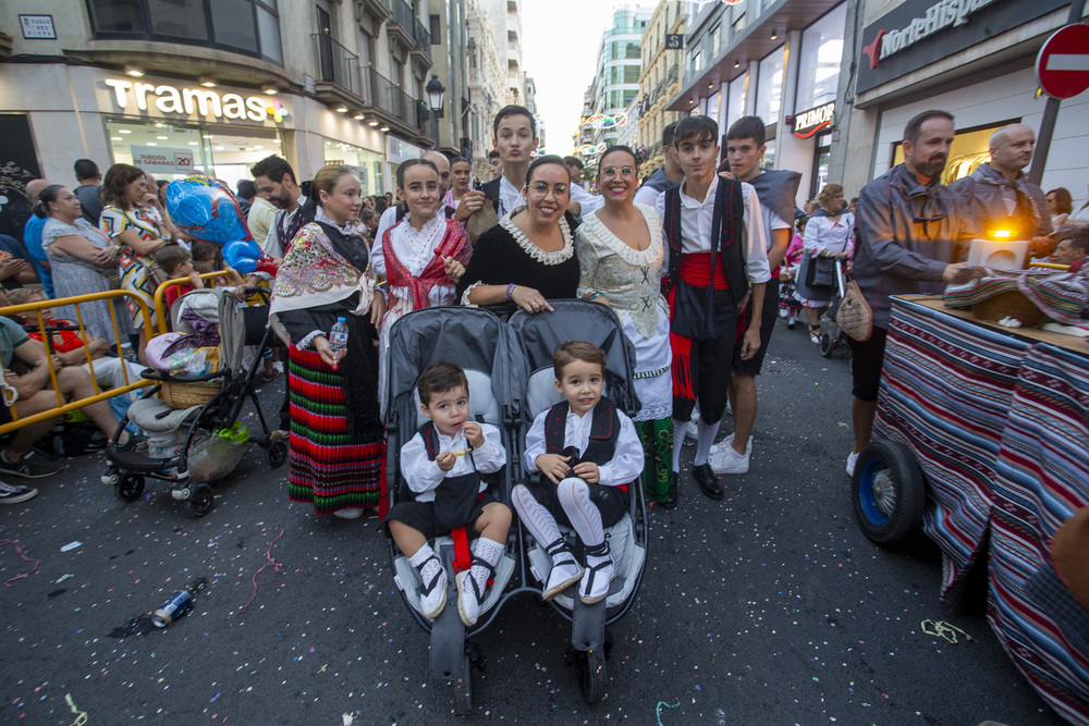 Una colorida cabalgata de apertura de la Feria  / JOSÉ MIGUEL ESPARCIA