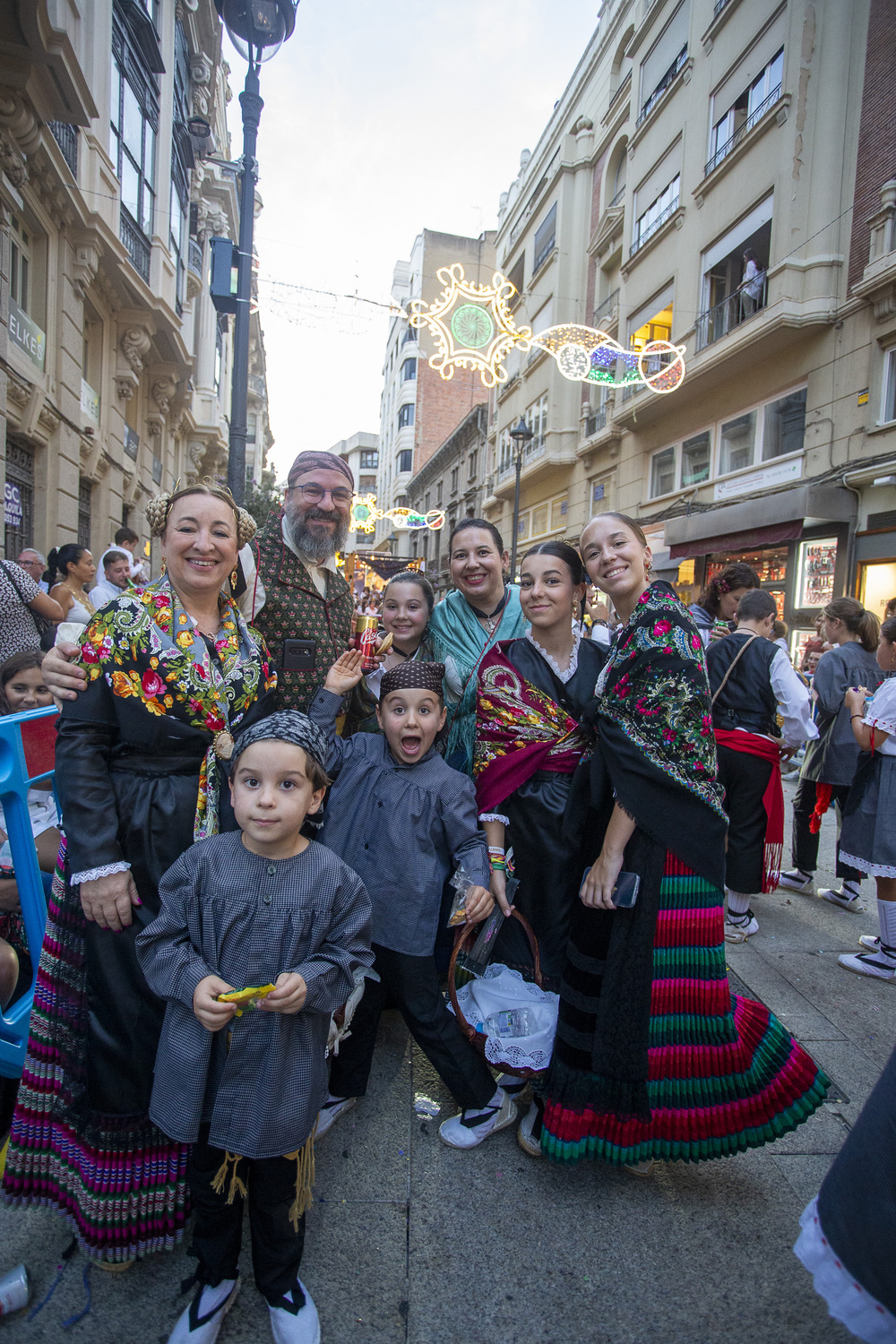 Una colorida cabalgata de apertura de la Feria  / JOSÉ MIGUEL ESPARCIA