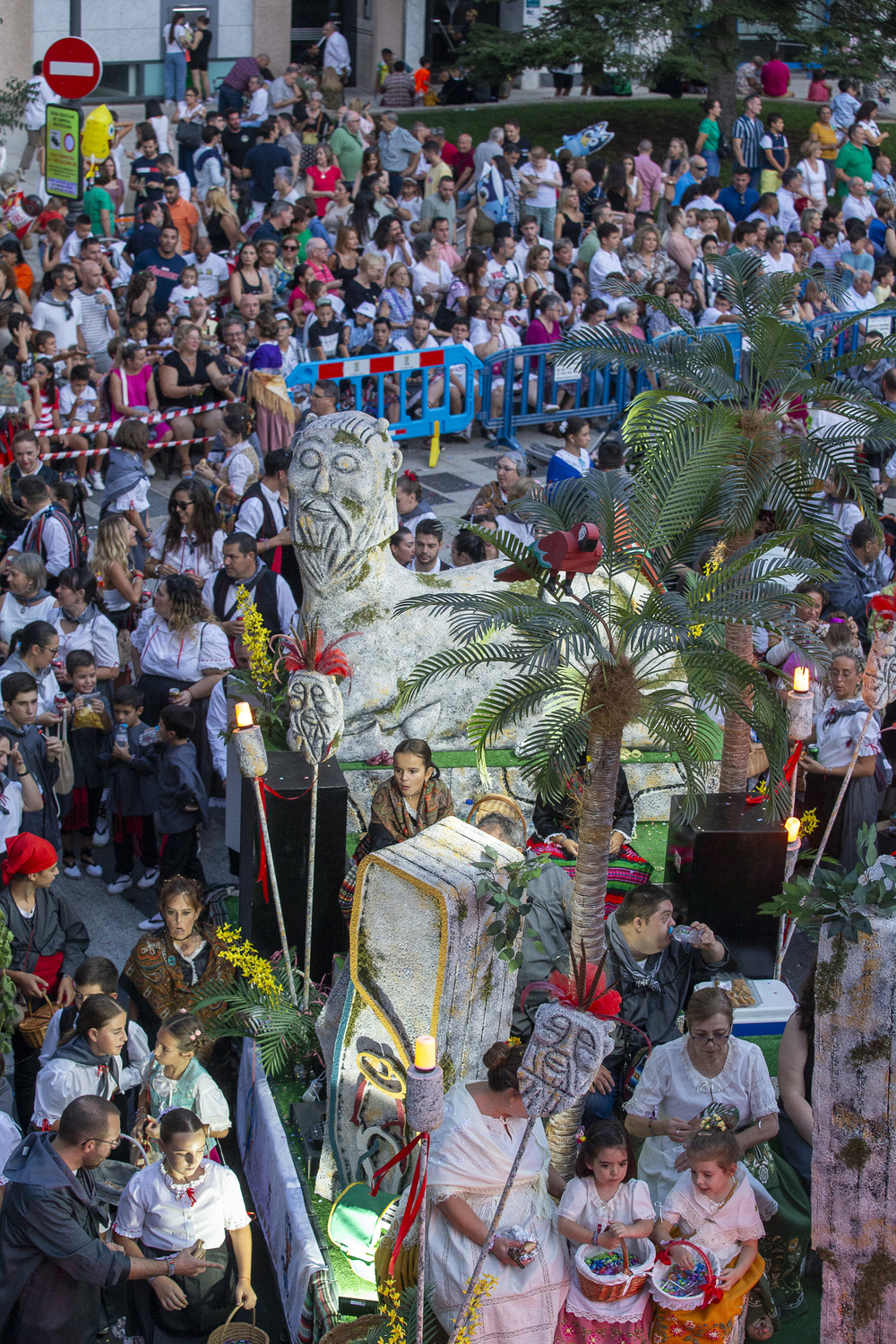 Una colorida cabalgata de apertura de la Feria  / JOSÉ MIGUEL ESPARCIA