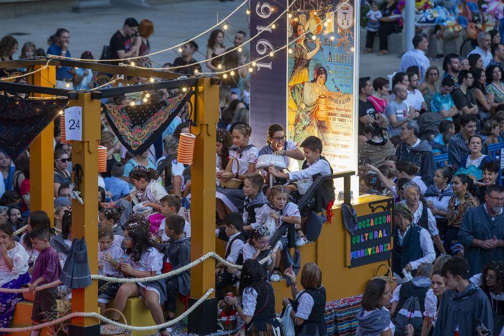 Una colorida cabalgata de apertura de la Feria  / JOSÉ MIGUEL ESPARCIA