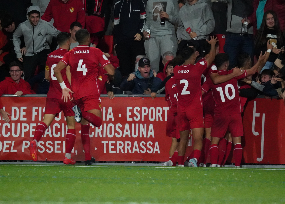 Los jugadores del Terrassa celebran el gol de Jordi Cano con la grada.