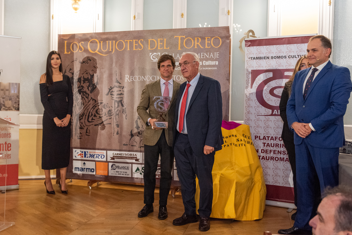 Entrega trofeos Quijotes del Toreo.  / VÍCTOR FERNÁNDEZ