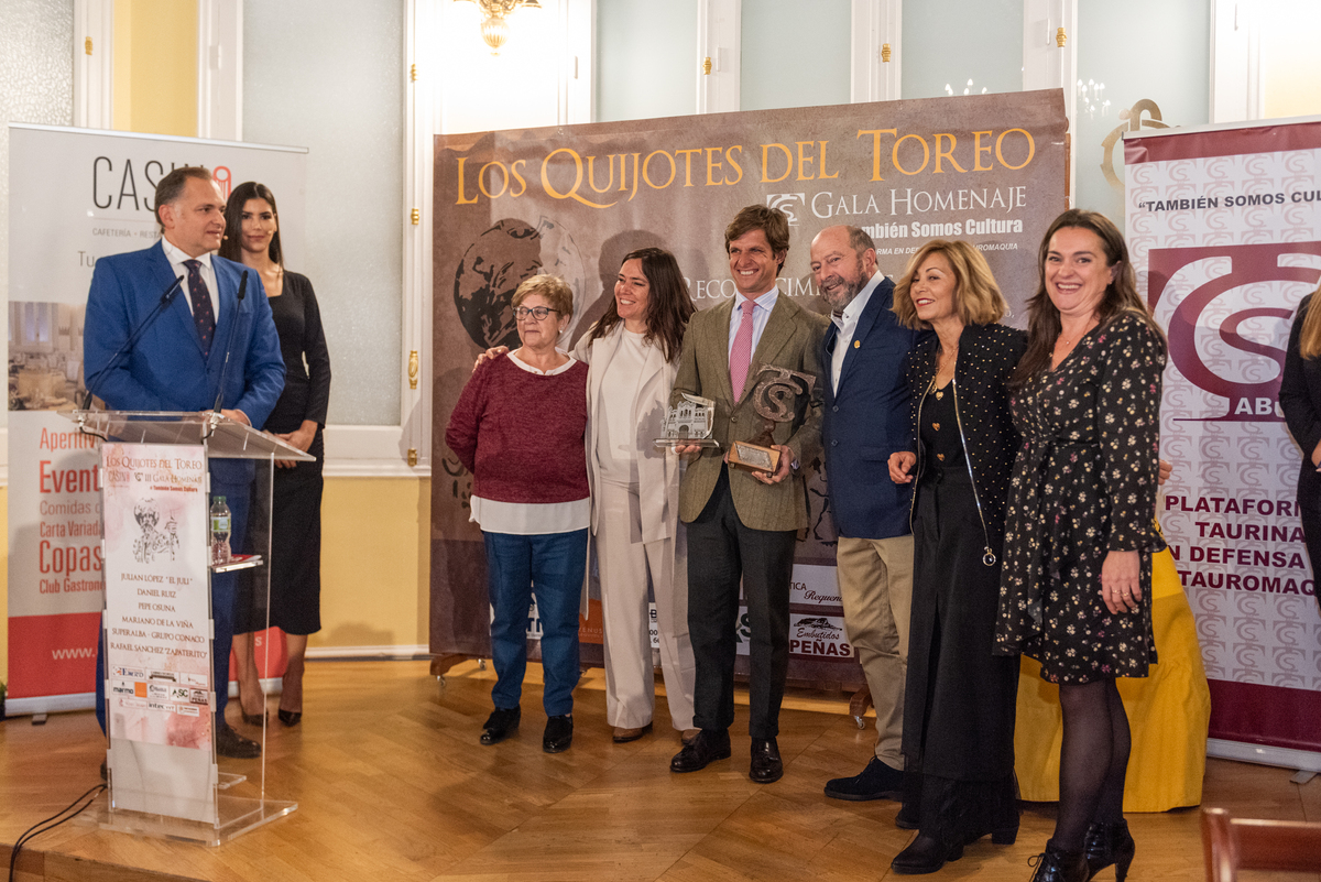 Entrega trofeos Quijotes del Toreo.  / VÍCTOR FERNÁNDEZ