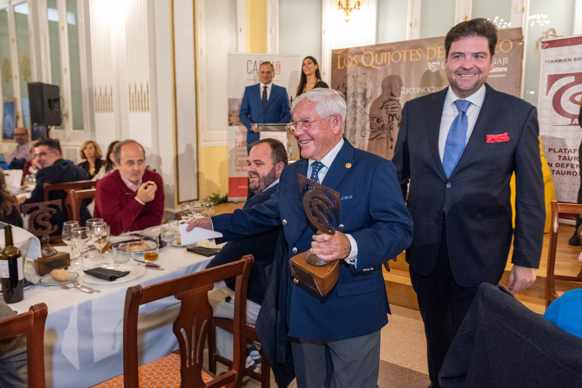 Entrega trofeos Quijotes del Toreo.  / VÍCTOR FERNÁNDEZ