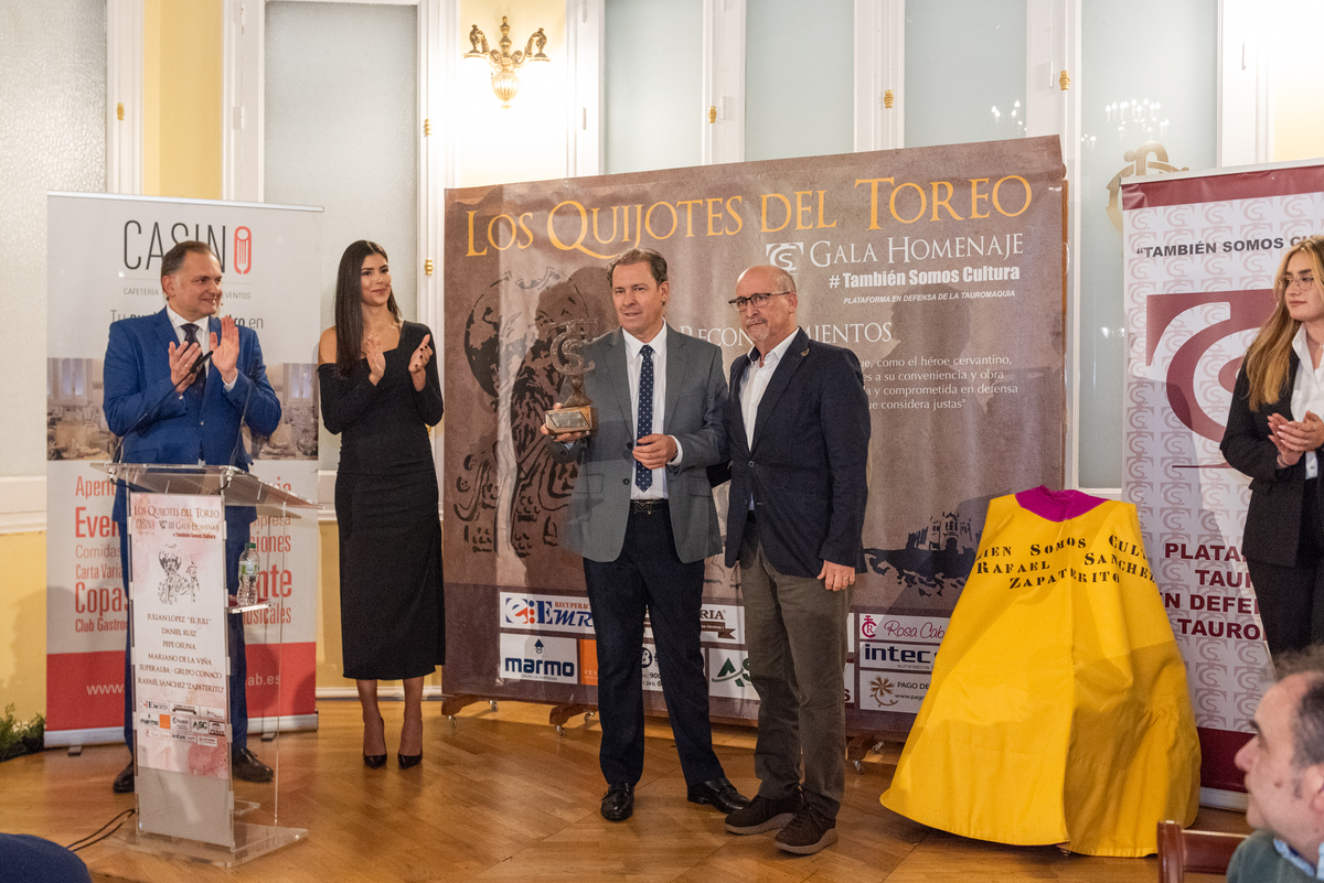 Entrega trofeos Quijotes del Toreo.  / VÍCTOR FERNÁNDEZ