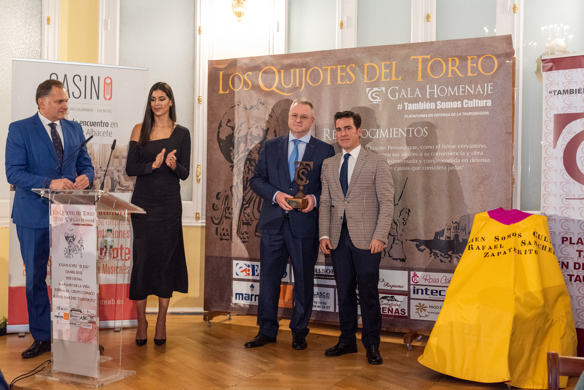 Entrega trofeos Quijotes del Toreo.  / VÍCTOR FERNÁNDEZ