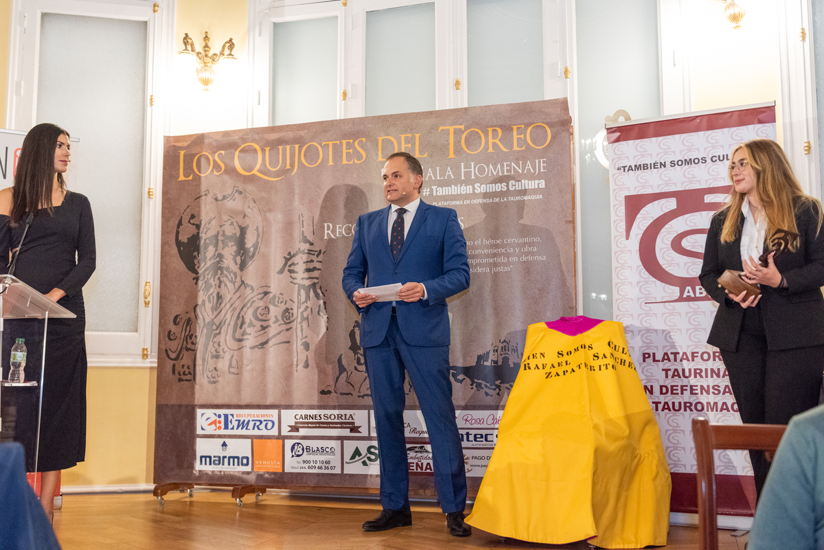 Entrega trofeos Quijotes del Toreo.  / VÍCTOR FERNÁNDEZ