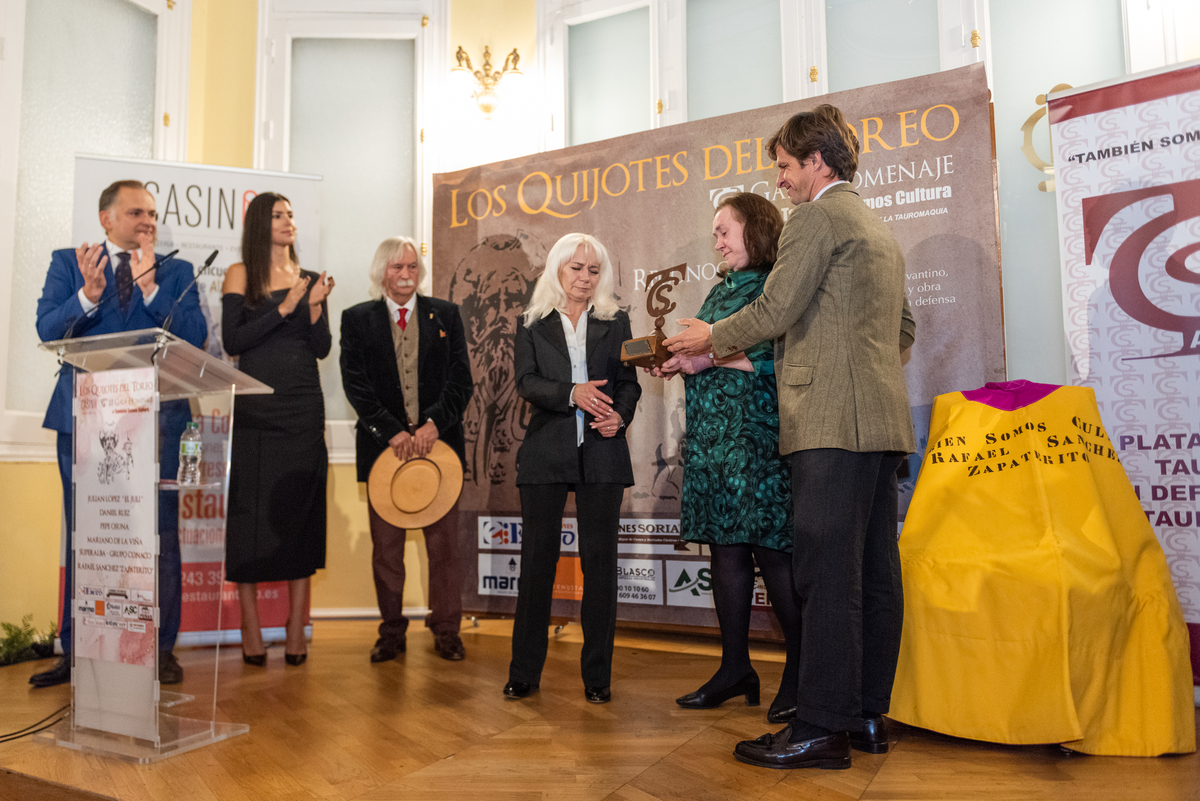 Entrega trofeos Quijotes del Toreo.  / VÍCTOR FERNÁNDEZ